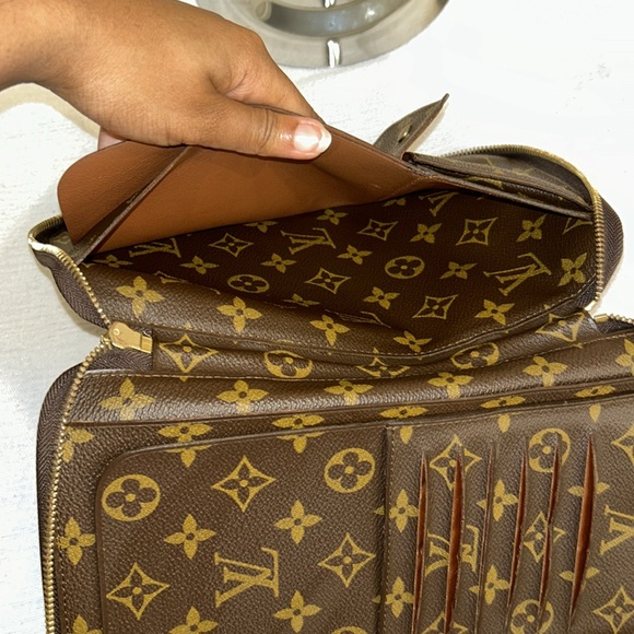 Authentic LOUIS VUITTON ESCAPADO like new with COA - Picture 15 of 15